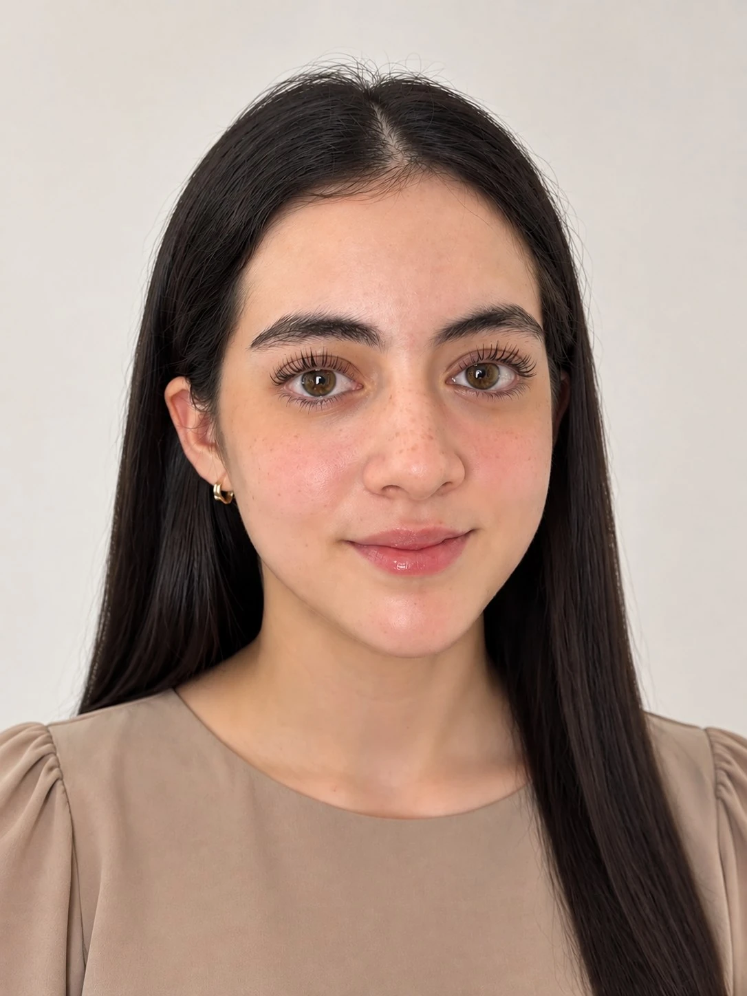 Retrato frontal con pestañas y cejas definidas