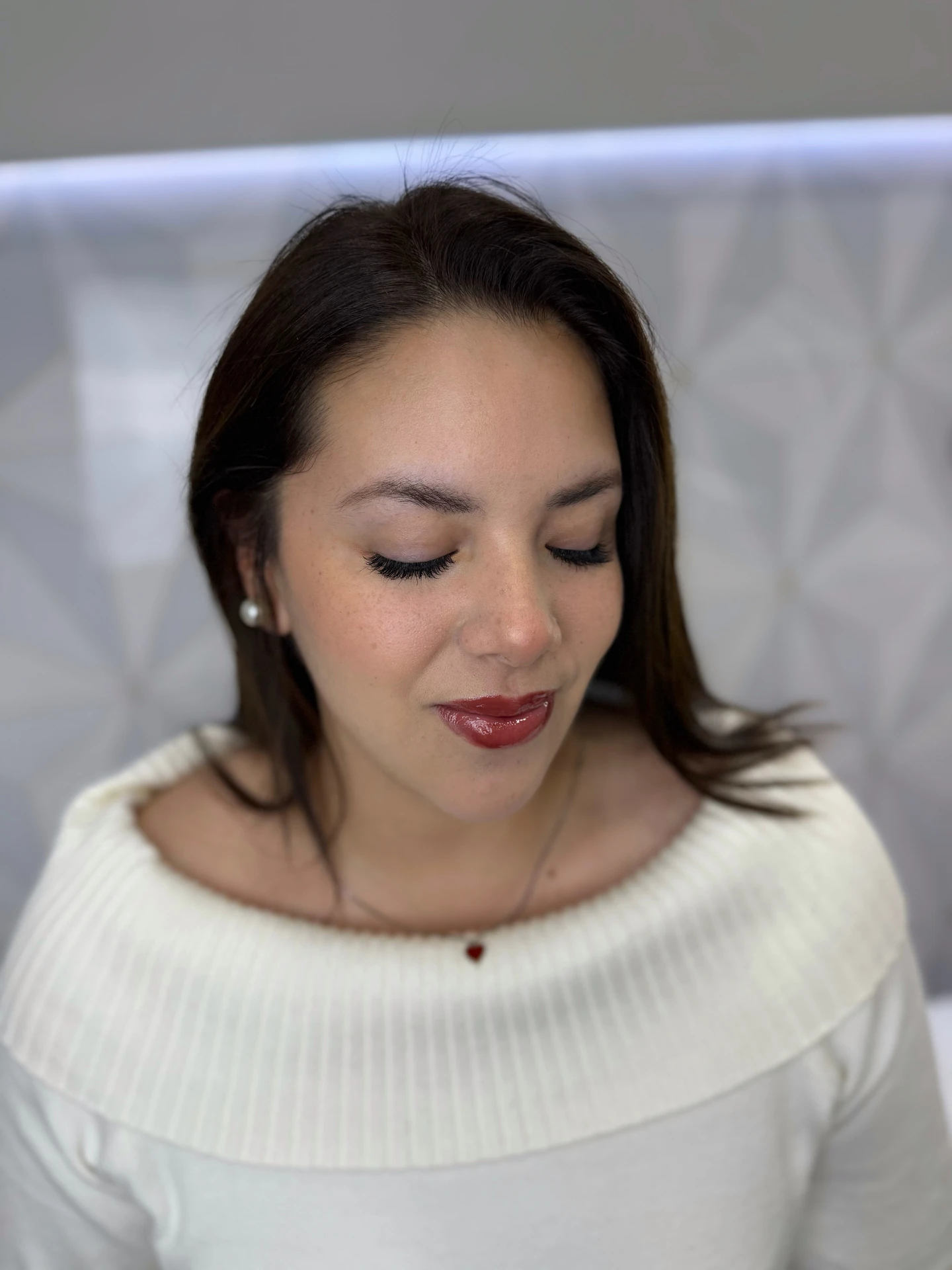 Retrato con ojos cerrados y pestañas realzadas