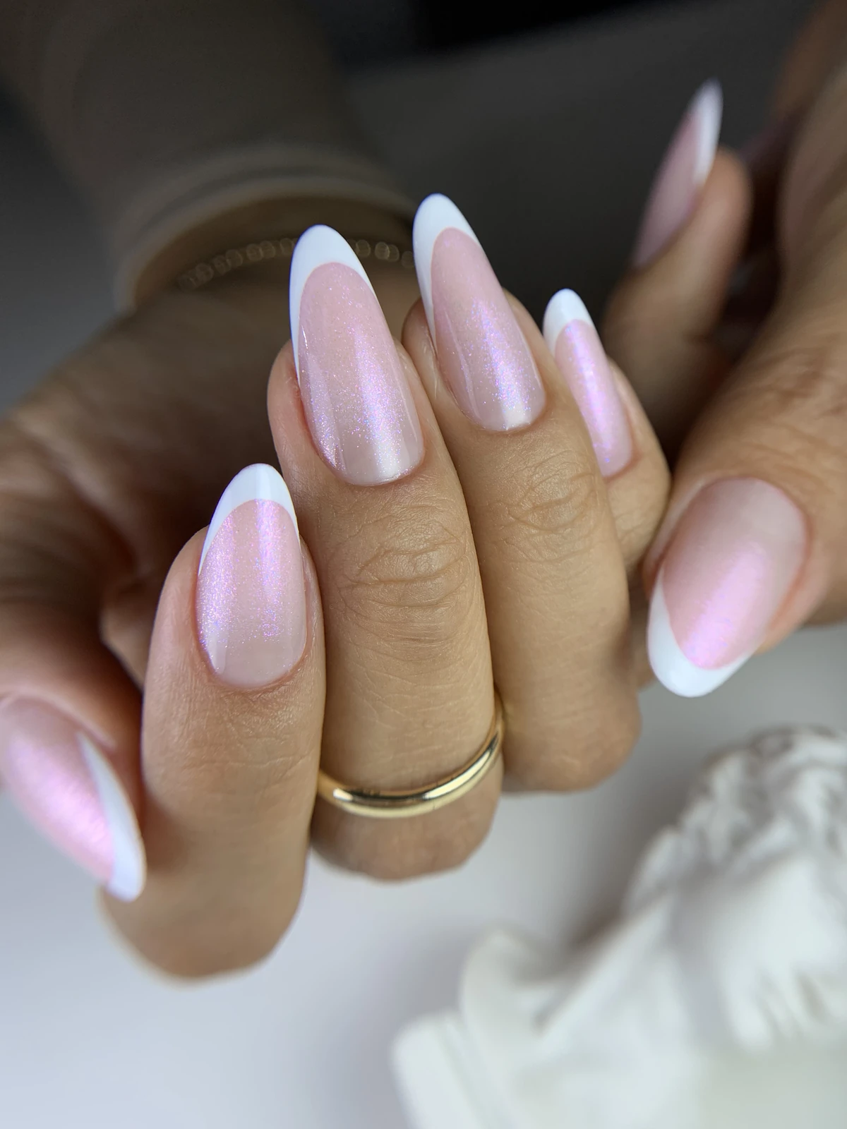 Manicure francesa en tonos rosados con puntas blancas